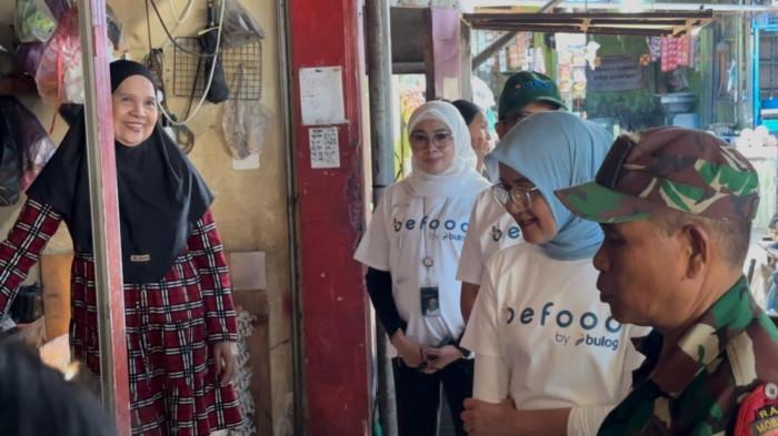 BERAS SPHP - Direktur Bisnis Perum Bulog, Febby Novita (Jilbab biru), saat memantau harga beras SPHP di pasar Pabaeng-baeng, Kota Makassar, Rabu (30/7/2025) siang. Beras SPHP diminati masyarakat.