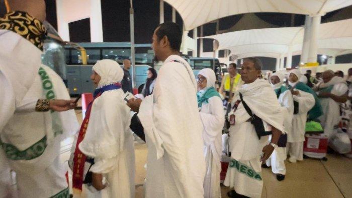 Jemaah laki-laki haji Indonesia gelombang II naik bus dengan pakaian ihram di KALA, Jeddah, Arab Saudi, Jumat (24/5/2024) dini hari.