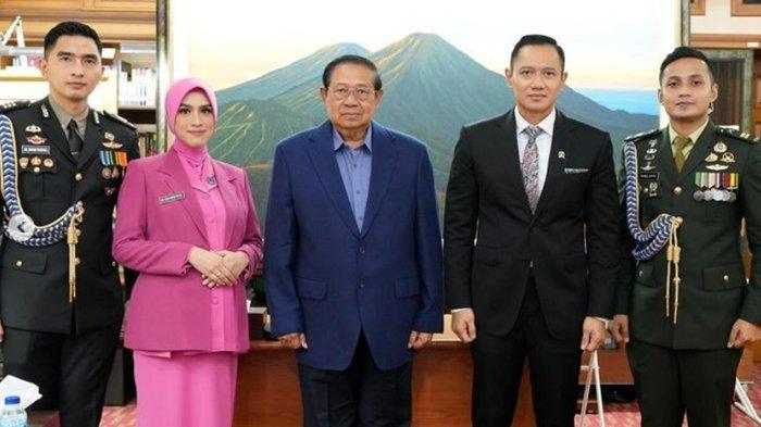 Menteri Agraria dan Tata Ruang merangkap Kepala Badan Pertanahan Nasional, Agus Harimurti Yudhoyono bersama ajudannya, Letnan Dua Pandu Qisthi (ujung kanan) dan Ajun Komisaris Polisi (AKP), M. Imam Fadhil (ujung kiri)