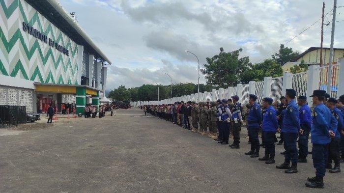 APEL GABUNGAN - Ratusan aparat gabungan menggelar apel di Stadion BJ Habibie, Parepare, Rabu (2/4/2025) sore. Aparat gabungan diminta jalankan tugas sesuai SOP.