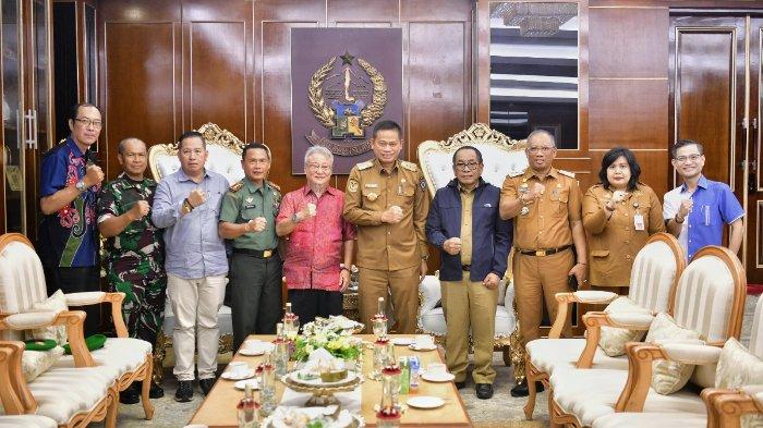 Wakil Ketua 3 Walubi Sulsel sekaligus Panitia Cap Go Meh, Miguel Dharmadjie, saat bertemu Pj Gubernur Prof Fadjry Djufry, di Kantor Gubernur Sulsel, Senin, (20/1/2025).