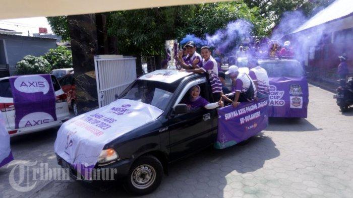 Sejumlah guru dan tim futsal melakukan perayaan dan Konvoi Kemenangan SMAN 8 Makassar Juara Nasional dalam AXIS Nation Cup 2023 yang berlangsung di SMAN 8 Makassar, Jl Andi Mangerangi 2 Lorong 3, Bongaya, Makassar, Sabtu (21/10/2023).