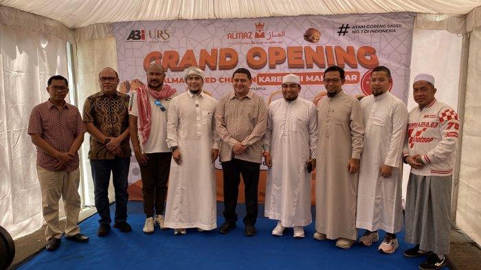 AYAM GORENG SAUDI - Manajemen Almaz Fried Chicken dan tamu undangan berfoto bersama usai pembukaan Almaz Fried Chicken Karebosi, Jalan Ahmad Yani, Kota Makassar, Sabtu (28/6/2025). Almaz dengan tagline Ayam Goreng Saudi No 1 di Indonesia ini merupakan cabang pertama di Makassar.