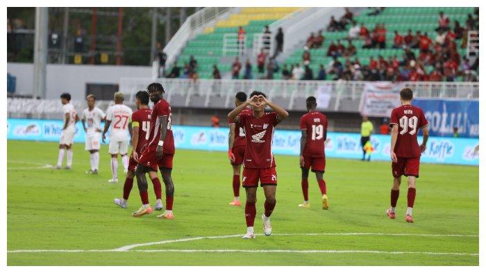 PSM MAKASSAR - Selebrasi pemain PSM Makassar saat Achmat Fahrul Aditia mencetak gol ke gawang Malut United di Stadion Gelora BJ Habibie, Sabtu (10/5/2025). PSM Makassar unggul 2-1 atas Malut United dibabak pertama.