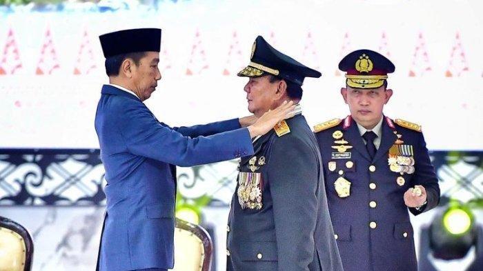 Presiden Joko Widodo saat memasangkan tanda pangkat bintang empat untuk Prabowo Subianto saat rapat pimpinan TNI-Polri di Mabes TNI Cilangkap, Jakarta Timur, Rabu (28/2/2024).