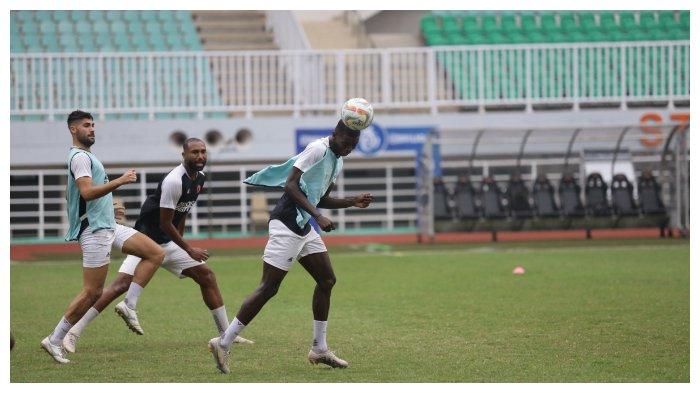 Pemain PSM Adilson Silva, Yuran Fernandes, dan Kike Linares saat menggelar latihan di Lapangan Kalegowa. Adilson Silva kini jadi sorotan setelah tiga laga tak mencetak gol di Liga 1.