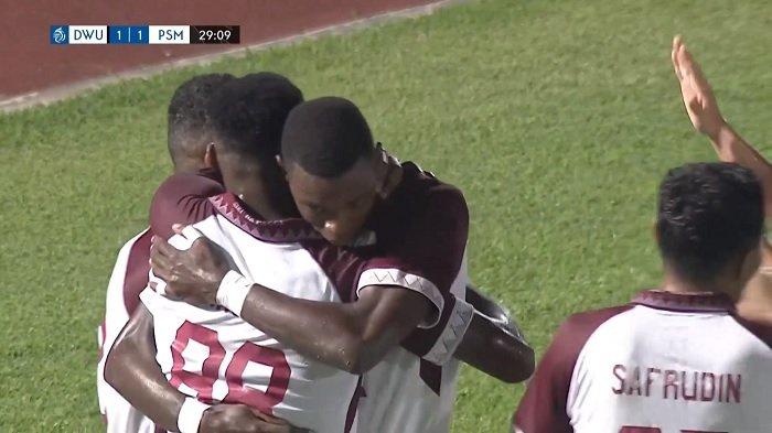 Adilson Silva memeluk Victor Mansaray usai PSM Makassar menyamakan kedudukan 1-1 menit 29 kontra Dewa United pada laga pekan 19 Liga 1 2023/2024, Minggu (12/11/2023) malam.