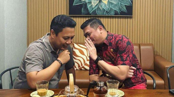 Bupati Gowa Adnan Purichta Ichsan berbisik-bisik dengan Ketua DPD Gerindra Sulsel Andi Iwan Darmawan Aras di salah satu kafe.