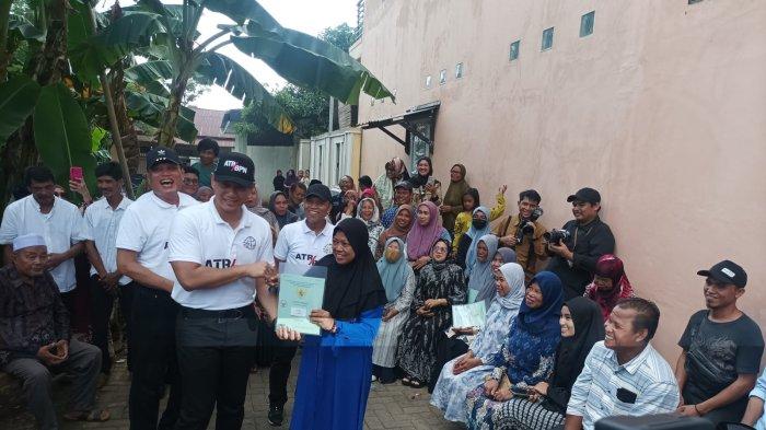 Menteri Agraria dan Tata Ruang/Kepala Badan Pertanahan Nasional (ATR/BPN) Agus Harimurti Yudhoyono (AHY) bagikan sertifikat PTSL secara door to door warga di Kelurahan Romangpolong, Kecamatan Somba Opu, Kabupaten Gowa, Sabtu (27/4/2024)