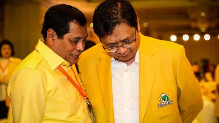Ketua Umum DPP Partai Golkar, Airlangga Hartarto berbincang bersama Ketua Harian DPP Partai Golkar Nurdin Halid saat pembuka Rapat Pimpinan Nasional (Rapimnas) Partai Golkar di JCC, Senayan, Jakarta, Senin (18/12/2017).