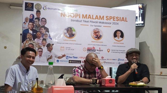 Akademisi Unismuh Makassar Dr Andi Luhur Prianto jadi narasumber Ngopi Malam Spesial Komunitas Jurnalis Politik di Lapak Kopi Abangda, Jl Letjen Hertasning, Kota Makassar, Sulsel, Jumat (12/7/2024).