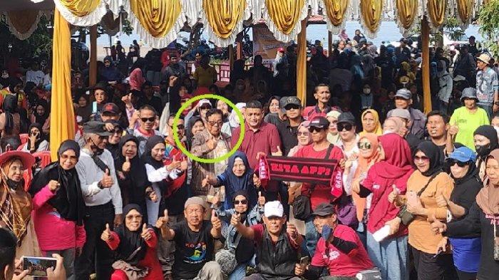 Aksa Mahmud bersama Bakal Calon Wali Kota Makassar Munafri Arifuddin (baju merah maroon) foto bersama Kerukunan Keluarga Besar Sinjai di Pantai Indah Bosowa, Jl Metro Tanjung Bunga, Kota Makassar, Sabtu (31/8/2024).