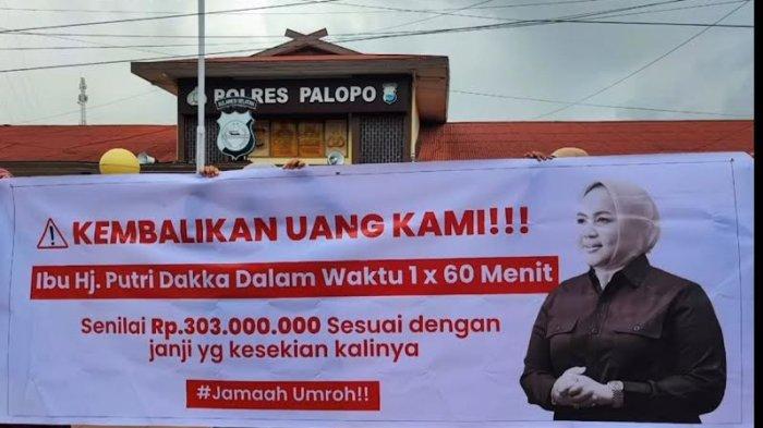 Aksi bentang spanduk yang dilakukan pelapor kasus dugaan penipuan umrah subsidi di depan Mapolres Palopo.