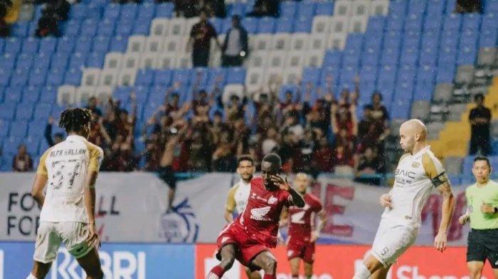 Aksi gelandang PSM Makassar, Latyr Fall dihadang bek Dewa United, Risto Mitrevski pada pekan ketiga Liga 1 2024/2025 di Stadion Batakan, Balikpapan, Kalimantan Timur, Senin (26/8/2024) malam.