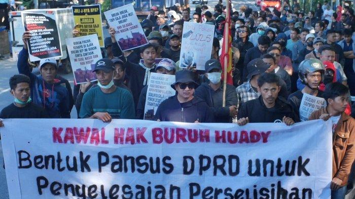 Aktivis yang tergabung dalam Serikat Buruh Industri Pertambangan dan Energi bersama Federasi Serikat Perjuangan Buruh Indonesia melakukan aksi unjuk rasa, di depan Kantor DPRD Bantaeng, Rabu (9/7/2025). Mereka desak PT Huadi untuk membatalkan melakukan PHK kepada 350 karyawan