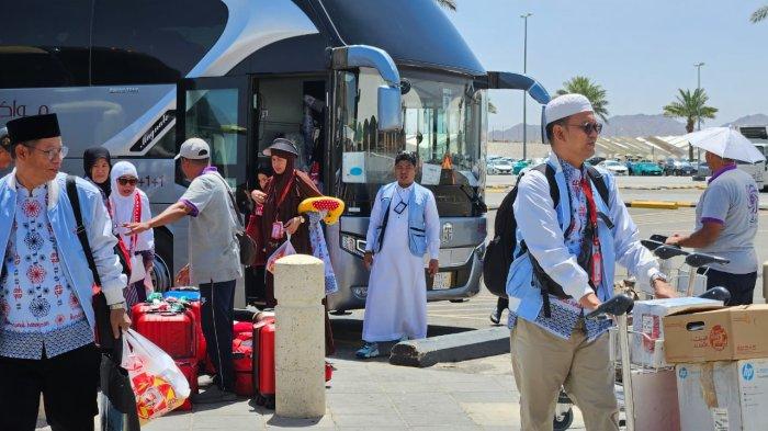 Pelaksana Direktur Penyelenggara Ibadah Haji Khusus (PIHK) Ananda Nurul Haromain, Dr Muliadi Iskandar Idy SE MM, mendorong troli memasuki Bandara AMAA disusul Koordinator Pembimbing Ibadah Ananda Nurul Haromain, Dr KH Kaswad Sartono, di Bandara AMAA Madinah, sesaat sebelum jemaah haji khusus Ananda Nurul Haromain meninggalkan Tanah Suci menuju Tanah Air, Minggu (7/6/2024).