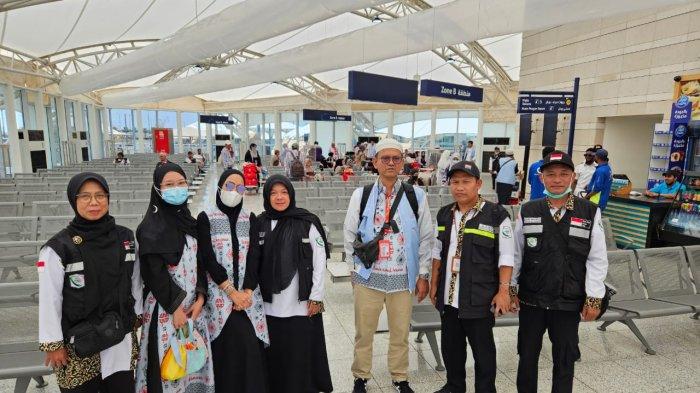 Pelaksana Direktur Penyelenggara Ibadah Haji Khusus (PIHK) Ananda Nurul Haromain, Dr Muliadi Iskandar Idy SE MM, bersama Petugas Pengelenggara Ibadah Haji Arab Saudi 2024 atau PPIH Arab Saudi 2024 di Bandara AMAA Madinah, sesaat sebelum jemaah haji khusus Ananda Nurul Haromain meninggalkan Tanah Suci menuju Tanah Air, Minggu (7/6/2024).