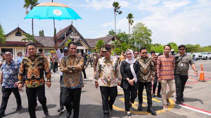 Menteri Pertanian Andi Amran Sulaiman, Pj Gubernur Sulsel Bahtiar Baharuddin, Ketua DPD Gerindra Sulsel Andi Iwan Darmawan Aras, 
Ketua DPRD Sulsel Andi Ina Kartika Sari berjalan beriringan menjemput Menteri Pertahanan Prabowo Subianto di Lanud Sultan Hasanuddin Makassar Sabtu (4/11/2023).
