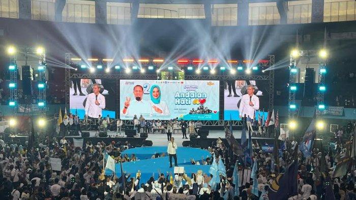 Sekretaris Tim Kampanye Andalan Hati, Andi Januar Jaury Dharwis saat menyampaikan dalam orasinya dalam kampanye akbar Andalan Hati di Gelanggang Olahraga (GOR) Sudiang, Kota Makassar, Sabtu (23/11/2024).