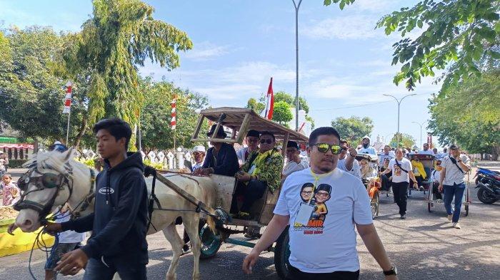 Pasangan bakal calon Bupati dan Wakil Bupati Bone Andi Rio Idris Padjalangi-Amir Mahmud menaiki Bendi (kendaraan khas suku bugis Bone dari Kuda), didampingi Mantan Bupati Bone Andi Fahsar Mahdin Padjalangi.