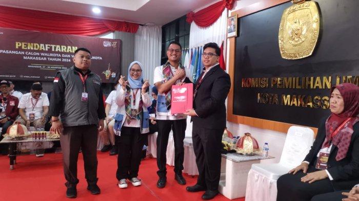 Pasangan Bakal Calon Wali Kota dan Wakil Wali Kota Makassar Andi Seto Asapa dan Rezki Mulfiati Lutfi resmi mendaftar di KPU Makassar, Jl Perumnas Antang, Kota Makassar, Rabu (28/8/2024).