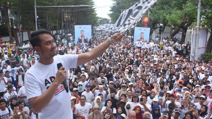 Politisi Gerindra Andi Seto Gadhista Asapa melepas puluhan ribu warga Kota Makassar Jalan Sehat Bersama Andi Seto Asapa di sekitaran Anjungan Pantai Losari, Kota Makassar, pada Minggu (7/7/2024) pagi.