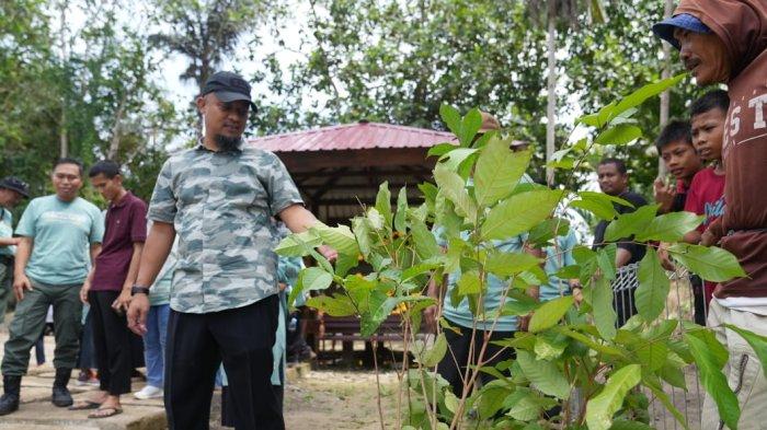 Gubernur Andi Sudirman Sulaiman hadir pada kegiatan penanaman pohon di sekitar Embung Pallae di Kecamatan Ponre, Kabupaten Bone, Selasa (4/7/2023).