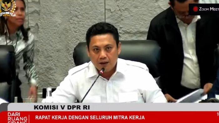 ANGGARAN STADION- Wakil ketua Komisi V DPR RI, Andi Iwan Darmawan Aras mengecek anggaran Stadion Sudiang Makassar saat Rapat Kerja Komisi V DPR RI, Kamis (13/2/2025). Kementerian PU memastikan anggaran Stadion Sudiang masuk APBN 2025.