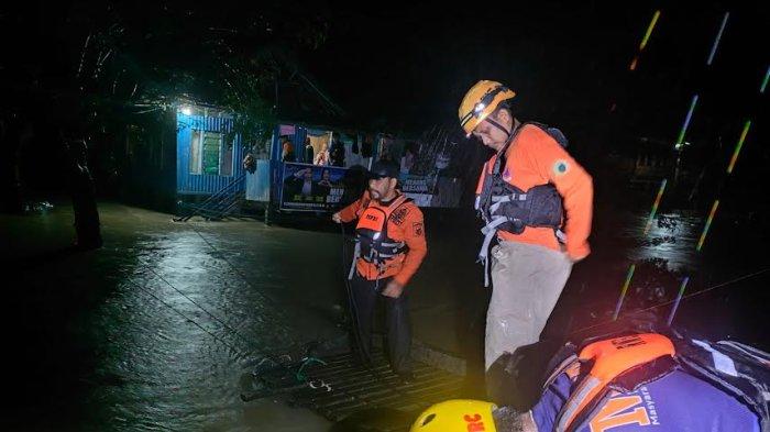 Anggota BPBD Sidrap saat evakuasi warga yang terjebak banjir, Kamis (4/7/2024) sekitar pukul 02.45 Wita