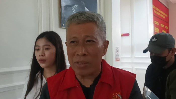 TERSANGKA UANG PALSU. Annar Salahuddin Sampetoding (tengah, mengenakan baju tahanan) diserahkan ke Kejaksaan Negeri Gowa. Ia tersangka utama kasus uang palsu UIN Alauddin Makassar, Selasa (15/4/2025).