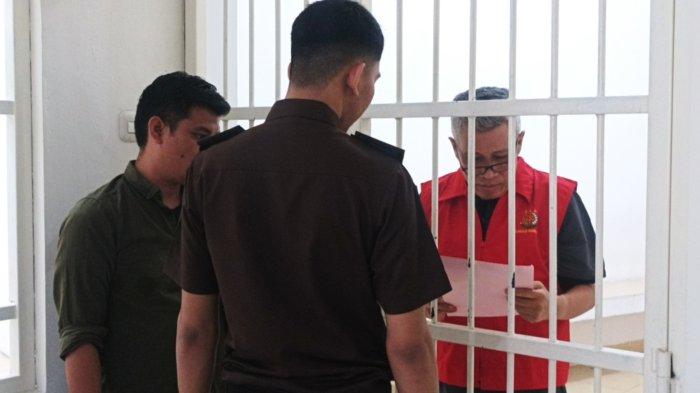 TERSANGKA UANG PALSU - Annar Salahuddin Sampetoding disel tahanan Kejaksaan Negeri Gowa Senin (28/4/2025). Ia tersangka utama kasus uang palsu UIN Alauddin Makassar.