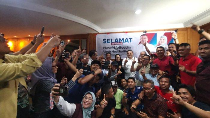 Pasangan Munafri Arifuddin - Aliyah Mustika (MULIA) bersama tim dan kolega di ruangan QC pasangan Mulia di Gedung BBM Jl Urip Sumiharjo Makassar, Rabu (27/11/2024).