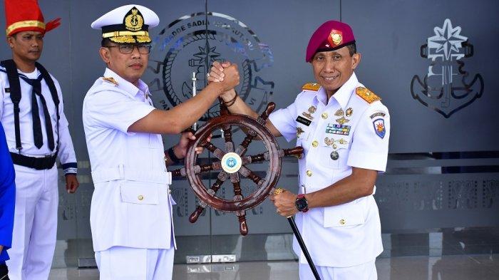Pangkoarmada II Laksamana Muda TNI Ariantyo Condrowibowo M.Tr.Opsla (kiri) menyenyerahkan Kemudi Markas Komando Lantamal VI kepada Brigjen TNI Marinir Andi Rahmat M di Dermaga Layang Mako Lantamal VI Makassar, Rabu (24/04/2024).