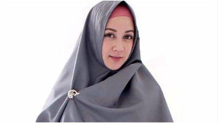 Artis Dina Lorenza. Dina Lorenza lolos ke Senayan Pemilu 2024.