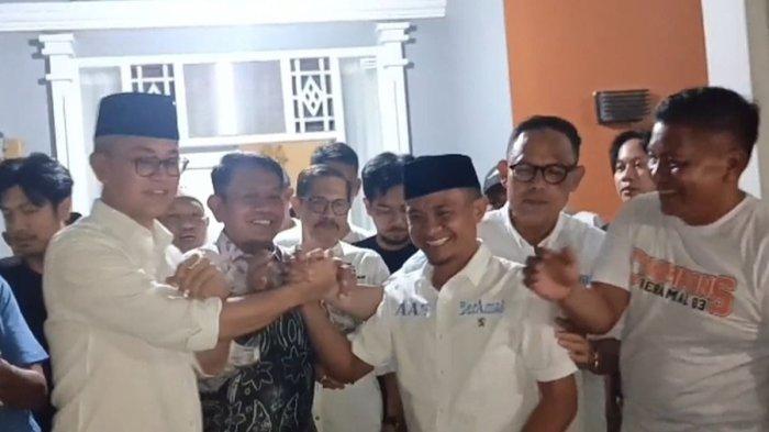 Calon Bupati Bone Andi Rio Idris Padjalangi (kaca mata) memberikan selamat kepada Calon Bupati Bone, Andi Asman Sulaiman atas kemenangannya versi perhitungan cepat pada Kontestasi Pilkada Kabupaten Bone, Sulawesi Selatan. Rabu, (27/11/2024).