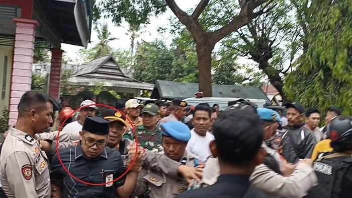Ketua KPU Jeneponto, Asming Syarif saat tiba di Kantor Camat Kelara, Kabupaten Jeneponto, Sulawesi Selatan (Sulsel). Minggu (1/12/2024). Asming Syarif, dikepung massa saat tiba di kantor Kecamatan Kelara, Kabupaten Jeneponto. Minggu (1/12/2024)