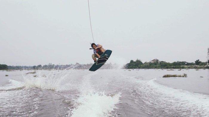 Atlet Ski Air Sulsel, Amanda Salsabila Sellery saat latihan di Danau Tanjung Bunga, Kecamatan Tamalate, Kota Makassar.