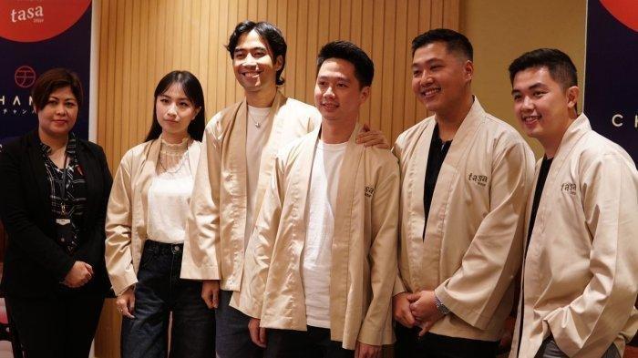 Atlet bulutangkis Kevin Sanjaya bersama rekan bisnisnya, di antaranya Vidi Aldiano.