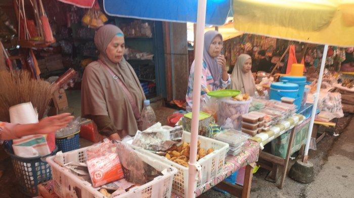BAHAN POKOK - Penjual takjil di sekitar Pasar Sudu, Kecamatan Alla, Kabupaten Enrekang menjajakan jualannya, Jumat (14/3/2025). Pedagang meminta agar pemerintah dapat meninjau harga bahan pokok di pasar, melihat adanya kenaikan harga bahan pokok jelang lebaran.