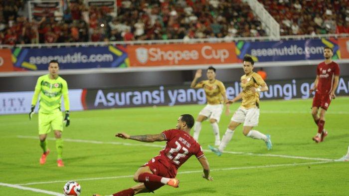 BANGKIT PSM – Bek kiri PSM Makassar, Victor Luiz menghalau bola saat laga melawan CAHN di leg pertama semifinal ACC 2024/2025, Rabu (2/4/2025).