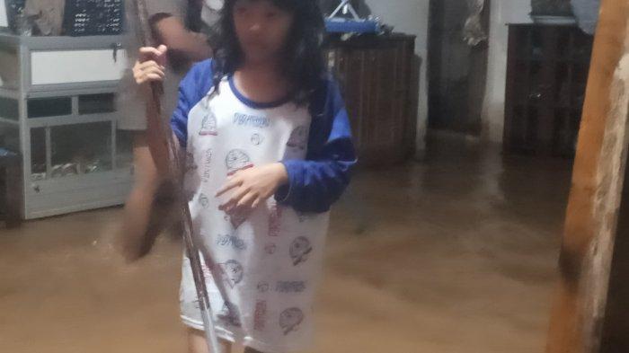BANJIR BUA – Air merendam Desa Pabbaresseng dan Desa Barowa setelah Sungai Bua meluap, Selasa (22/4/2025) malam sekitar pukul 20.30 Wita.