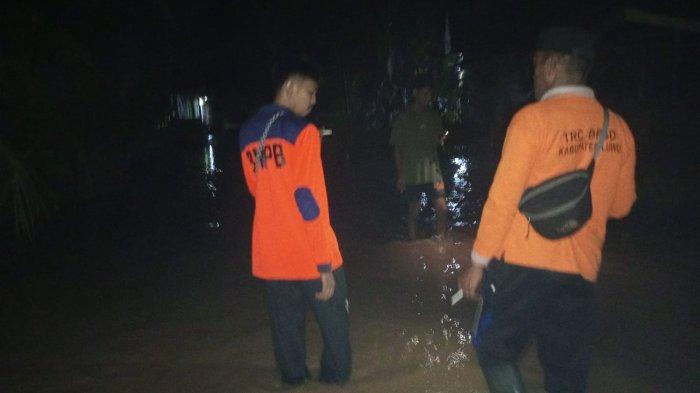 BANJIR BUA - Hujan lebat yang mengguyur wilayah hulu Sungai Bua sejak Selasa (22/4/2025) sore. Akibatnya debit air sungai meningkat tajam hingga meluap ke permukiman warga di Kecamatan Bua, Kabupaten Luwu, Sulawesi Selatan.