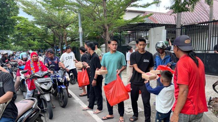 BERBAGI TAKJIL - Pemain PSM Makassar bagi makanan berbuka puasa di depan mess pemain, Jl Nuri, Kecamatan Mariso, Kota Makassar, Senin (3/3/2025). PSM Makassar berbagi takjil atau pabuka 300 dos selama Ramadan.
