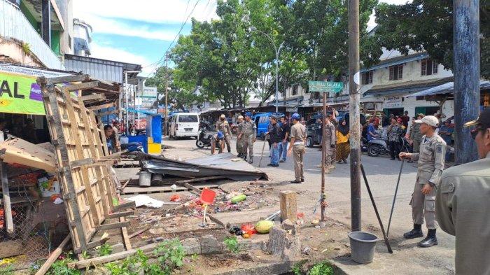 BONGKAR LAPAK - Satpol PP Sinjai membongkar lapak PKL yang berada di trotoar kawasan Pasar Sentral Sinjai, Senin (21/4/2025). Pedagang dinilai ganggu jalan dan tak indahkan peringatan. Pemerintah minta cari lokasi resmi.