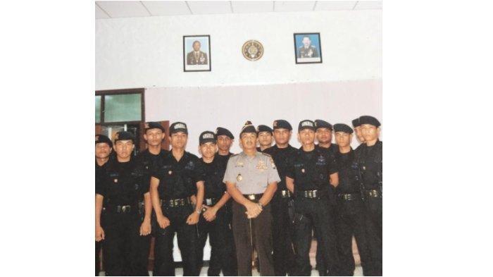 BUDHI DAN PUANG OCHA - Foto kenangan Jusuf Manggabarani bersama dengan Budhi Haryanto. Saat itu, mereka sama-sama di Korps Brimob, Budhi Haryanto di-BKO-kan ke Makassar pada medio September 1997 atau 28 tahun lalu.