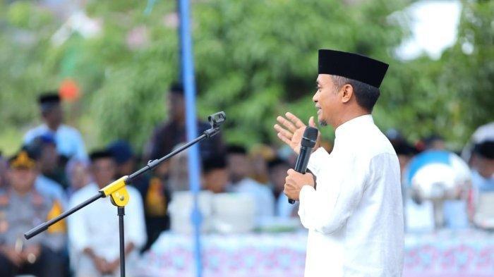 BUPATI BONE- Potret Bupati Bone, Andi Asman Sulaiman saat sambutan dalam acara tanam jagung perdana di Ponre (1/3/2025). Andi Asman menyampaikan beberapa pesan Presiden Prabowo pada saat retret di Magelang.