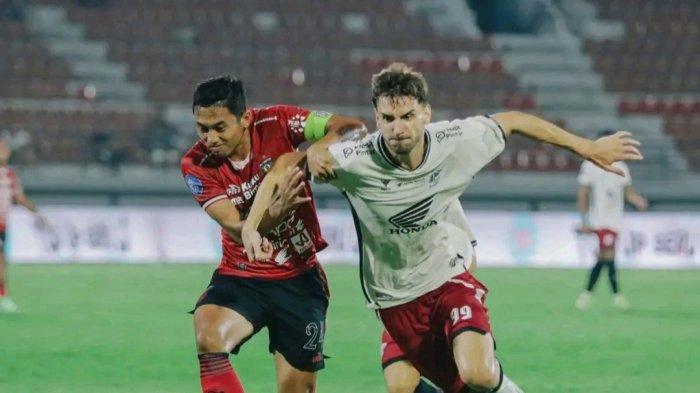 BURSA TRANSFER – Nermin Haljeta saat membela PSM Makassar di Liga 1 2024/2025. PSM kini pertimbangkan cari pengganti usai sang striker hengkang.