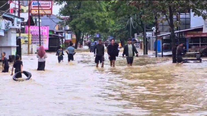 Banjir Maros - Kemacetan Panjang di Jalan Poros Maros- Makassar. Sejumlah ruas jalan poros di Kabupaten Maros, Sulawesi Selatan, terendam banjir menyebabkan kemacetan di berbagai titik, Selasa (11/2/2025). Jalan Andi Pangeran Pettarani menjadi salah satu yang terdampak paling parah, dengan ketinggian air mencapai 1 meter, membuat jalur tersebut tak lagi bisa dilalui.
