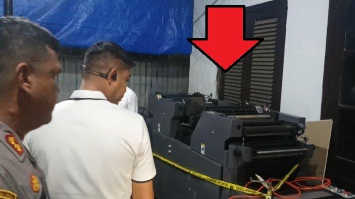 Kapolres Gowa, AKBP Reonald Simanjuntak saat menunjukkan barang bukti mesin pencetak uang palsu di Polres Gowa Jl Syamsuddin Tunru, Kecamatan Somba Opu, Gowa, Sulsel, Senin (16/12/2024) malam.