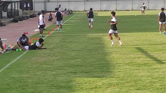 Bek PSM Makassar Aloisio Neto saat mendapat perawatan dari dokter tim PSM Makassar, Hardiansyah Muslimin di Stadion Kalegowa, Kabupaten Gowa, Rabu (10/7/2024).